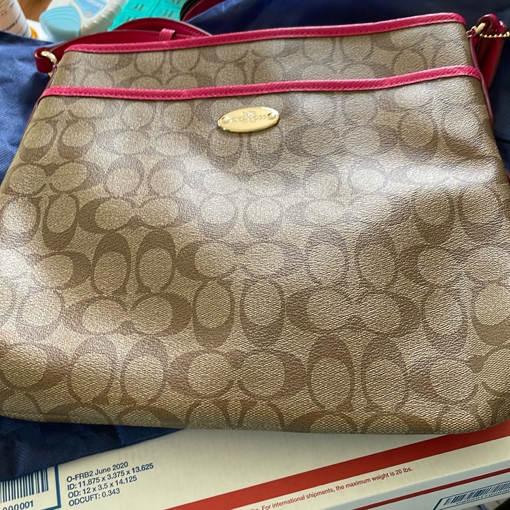 Nice Coach handbag.  Posted for Elizabeth G.